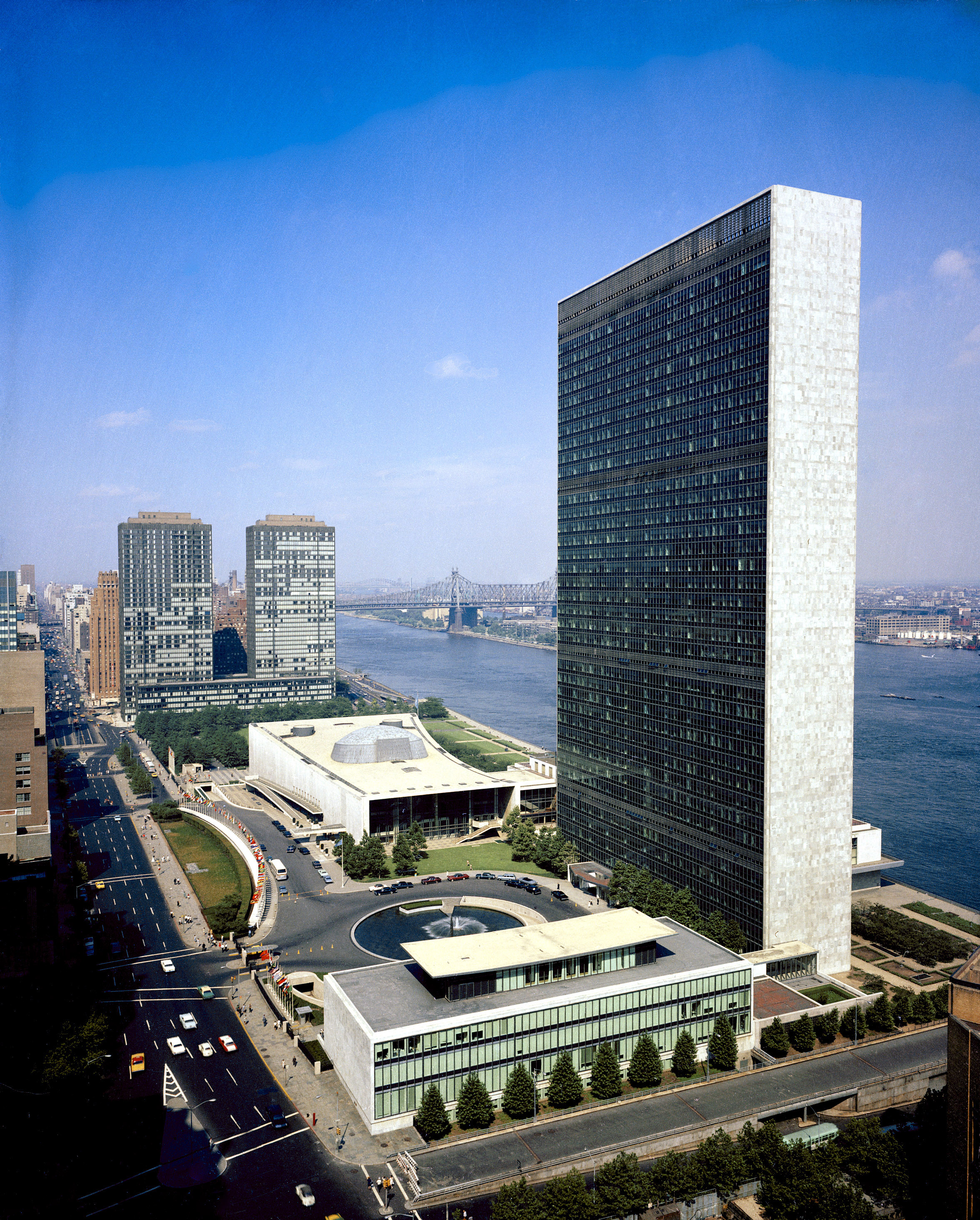 Город штаб квартиры оон. Штаб-квартира ООН В Нью-Йорке. Здание штаб-квартиры ООН В Нью-Йорке. Комплекс зданий ООН В Нью-Йорке. Здание ООН В Нью-Йорке внутри.